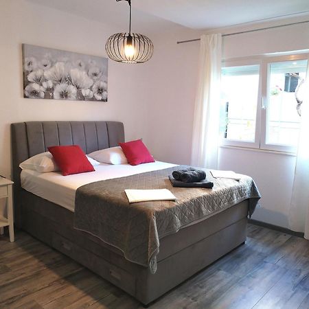 Family friendly apartments with a swimming pool Supetarska Draga - Donja, Rab - 2019 Exteriör bild