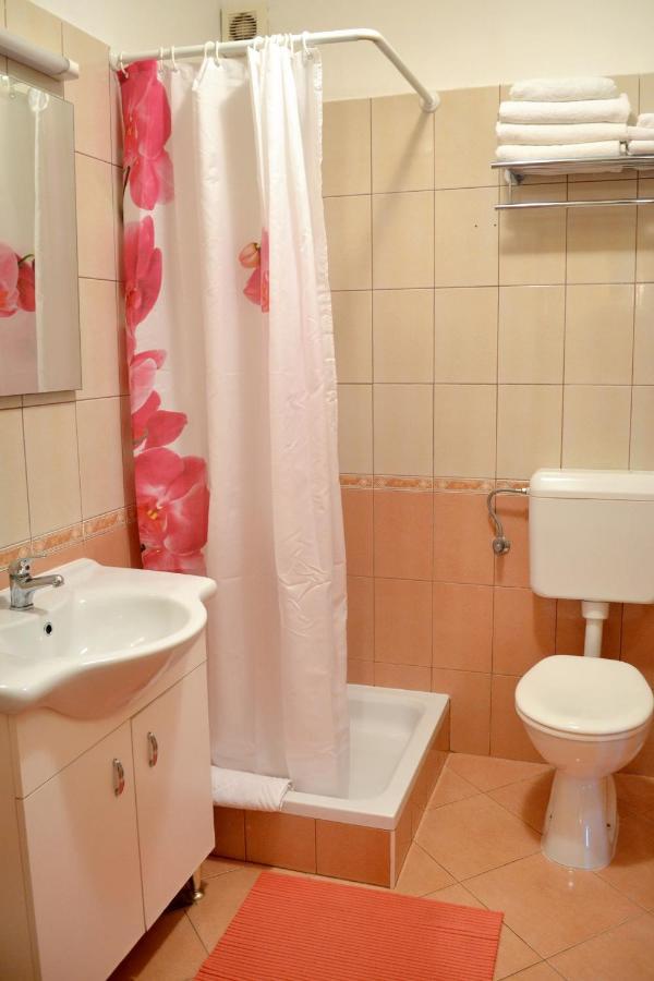 Family friendly apartments with a swimming pool Supetarska Draga - Donja, Rab - 2019 Exteriör bild
