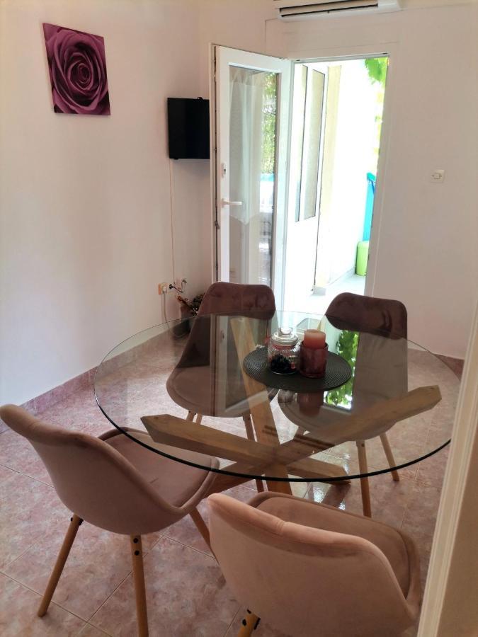 Family friendly apartments with a swimming pool Supetarska Draga - Donja, Rab - 2019 Exteriör bild