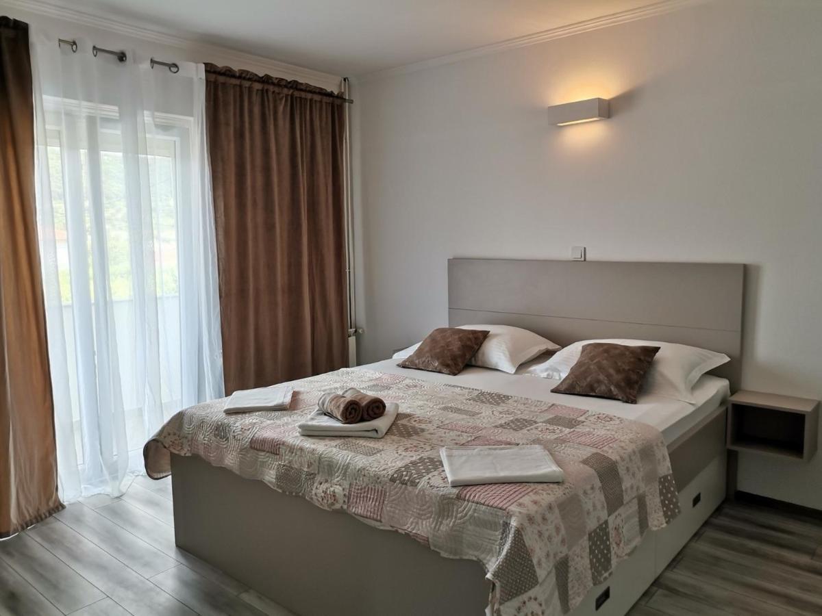 Family friendly apartments with a swimming pool Supetarska Draga - Donja, Rab - 2019 Exteriör bild