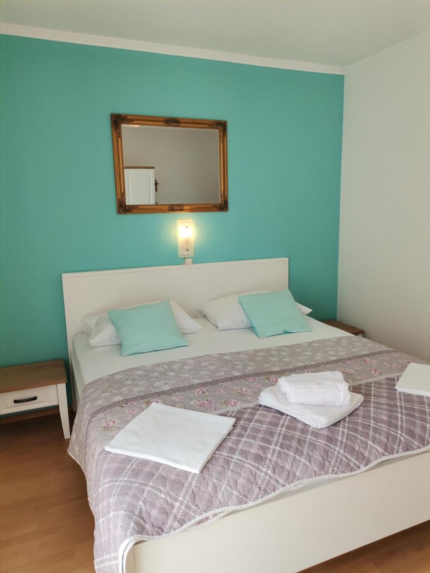Family friendly apartments with a swimming pool Supetarska Draga - Donja, Rab - 2019 Rum bild