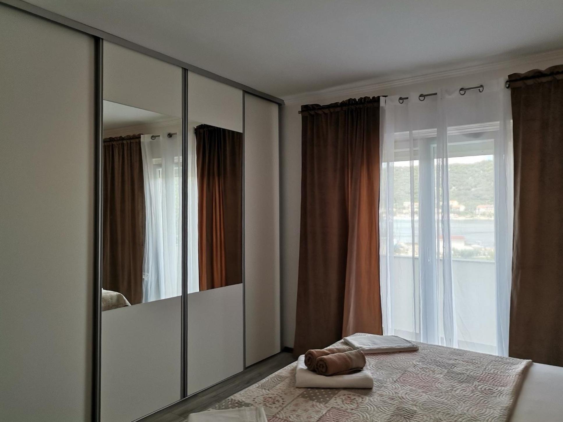 Family friendly apartments with a swimming pool Supetarska Draga - Donja, Rab - 2019 Rum bild