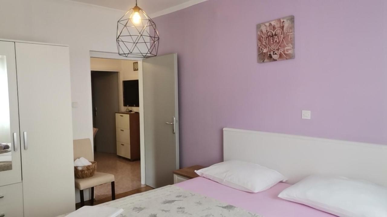 Family friendly apartments with a swimming pool Supetarska Draga - Donja, Rab - 2019 Rum bild