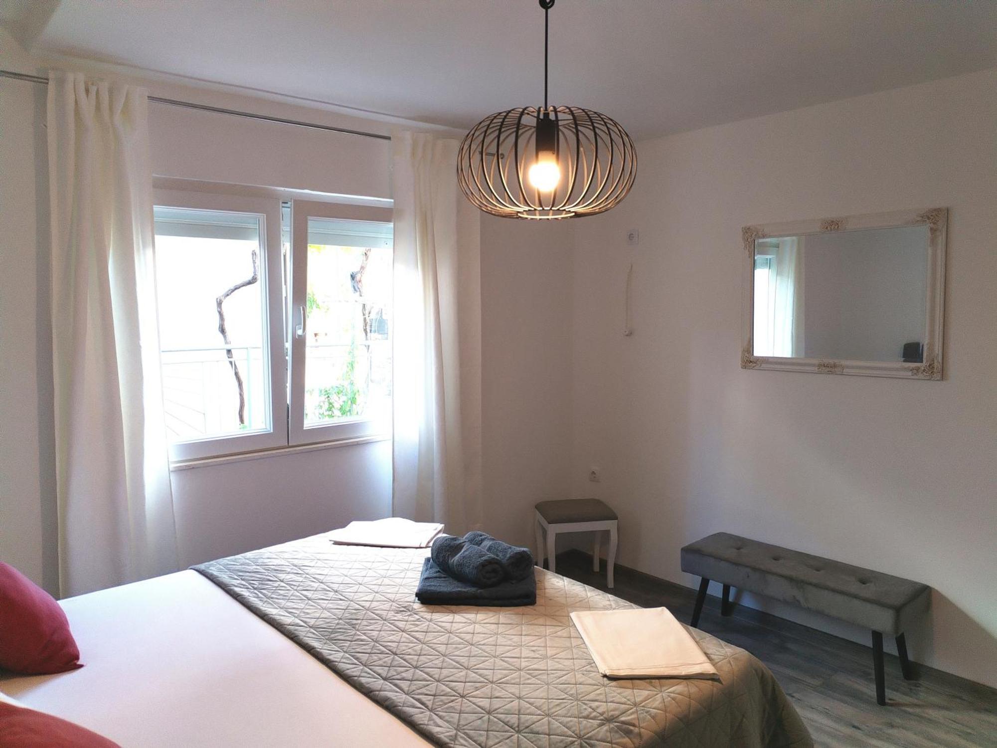 Family friendly apartments with a swimming pool Supetarska Draga - Donja, Rab - 2019 Rum bild