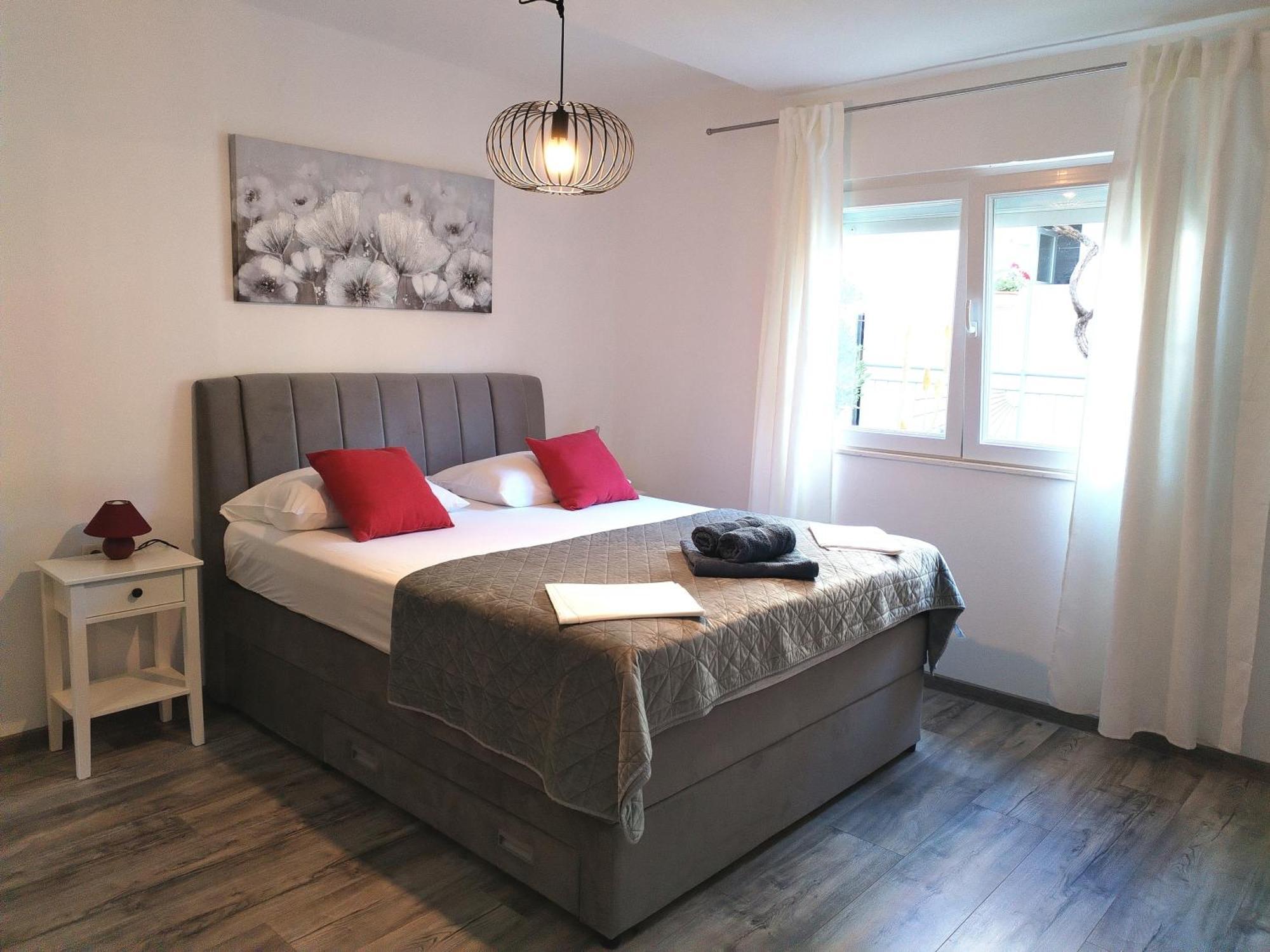 Family friendly apartments with a swimming pool Supetarska Draga - Donja, Rab - 2019 Exteriör bild